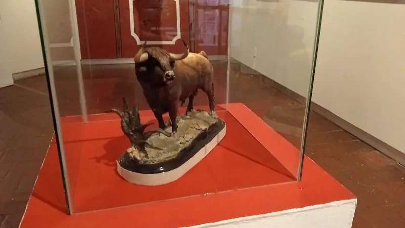 Algunas esculturas integran la exposición realizadas de bronce y madera